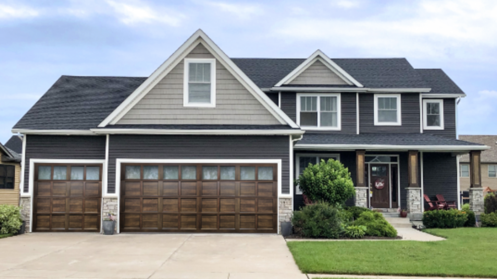 SEO_20Blog_203__20_20Traditions_20Woodgrain_20Garage_20Door